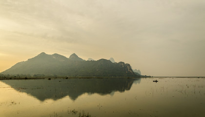 《远离尘嚣》说明了什么