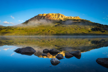 《远离尘嚣》说明了什么