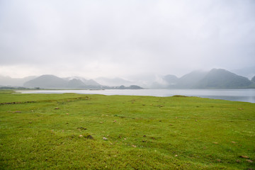 张杰的新歌《看月亮爬上来》歌词