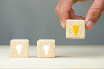 张杰的新歌《看月亮爬上来》歌词