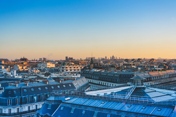 《远离尘嚣》说明了什么