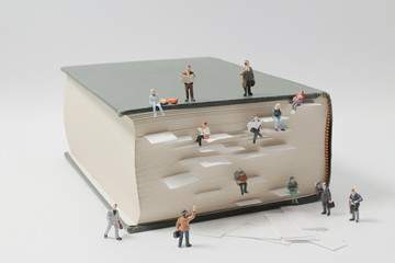 张杰的新歌《看月亮爬上来》歌词