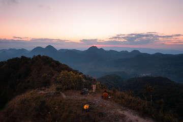 张杰的新歌《看月亮爬上来》歌词