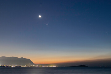 张杰的新歌《看月亮爬上来》歌词