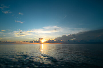 张杰的新歌《看月亮爬上来》歌词