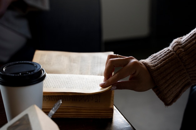 张杰的新歌《看月亮爬上来》歌词